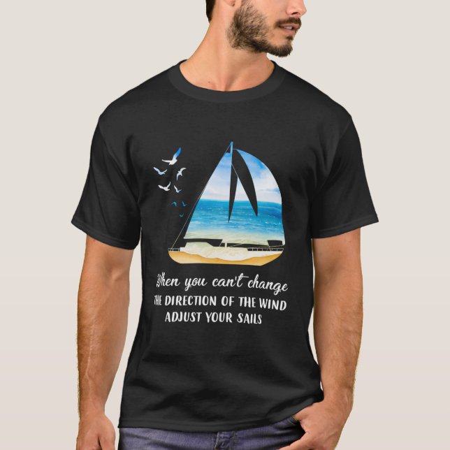 Camiseta Quando Não Pode Mudar A Direção Do Vento Ajuste V (Frente)
