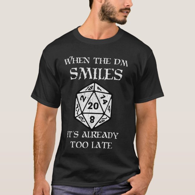 Camiseta Quando O Dm Sorri, Já Está Muito Atrasado Na Mesa  (Frente)