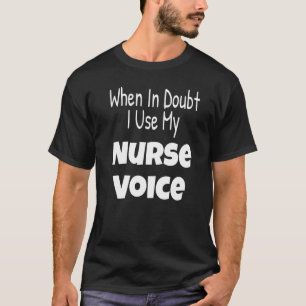 Camiseta Quando Tenho Dúvida Eu Uso Minha Enfermeira Voz En