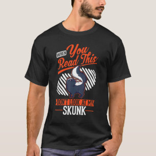 Camiseta Quando você lê isto Não olhe para o meu Skunk