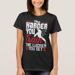 Camiseta Quanto Mais Difícil Formar Mais Sorte Você Consegu
