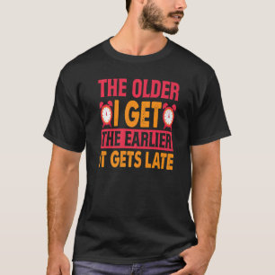 Camiseta Quanto Mais Velho Eu Recebo Mais Cedo Ele Fica Atr