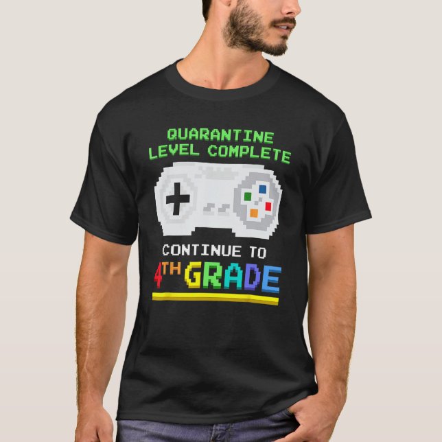Camiseta Quarantine Level Complete 4th Grade Gamer Back To  (Frente)