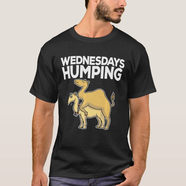 Camiseta Quarta-feira de Camelo Meme Piada de Escritório (Frente)