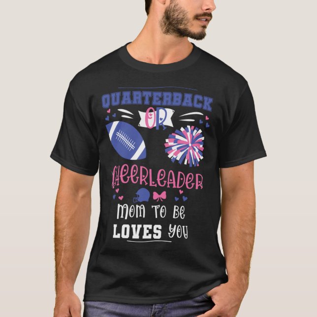 Camiseta Quarterback Or Cheerleader Mom To Be Loves You Gen (Frente)