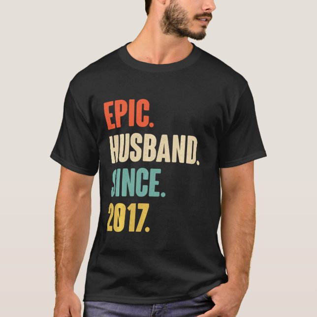Camiseta Quarto Aniversário De Casamento, Ele Pera Marido É (Frente)