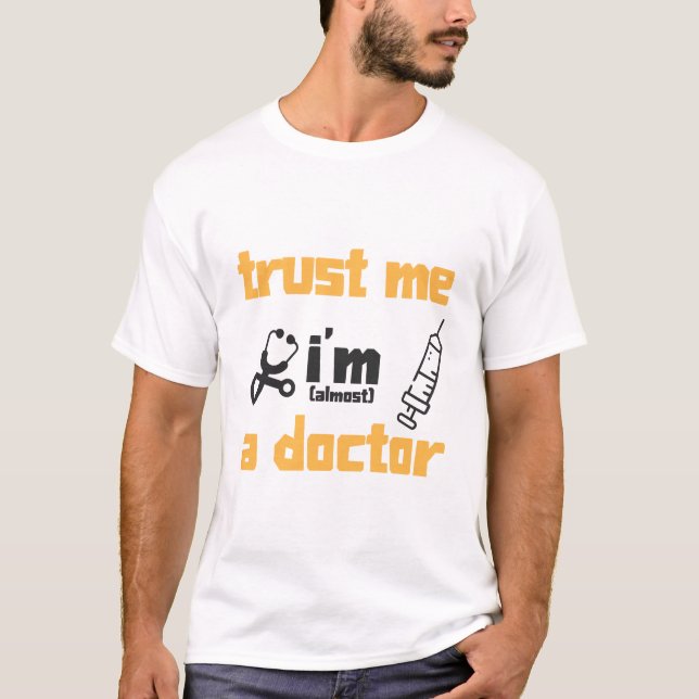 Camiseta 'Quase Sou Médico' para estudantes de med (Frente)