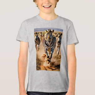 Camiseta Quatro Zebras Correndo pela Savana Enquanto um 
