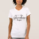 Camiseta Que Comece A Aventura<br><div class="desc">Que a aventura comece a tipografia com coração,  por um recém-casado.</div>