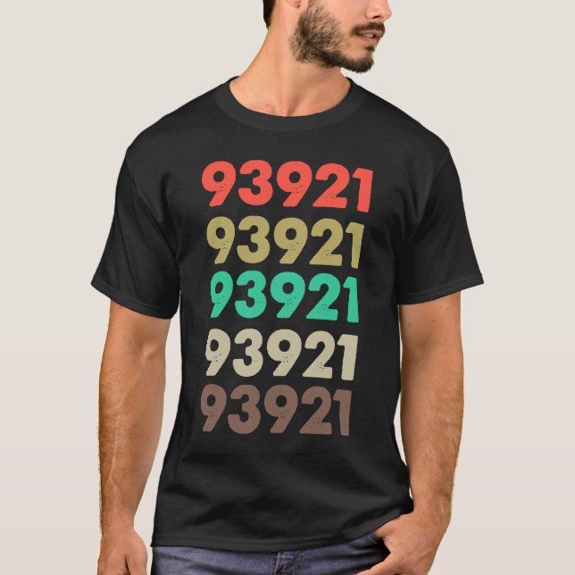 Camiseta Que Diz 93921 Código Zip Retroativo 93921 (Frente)