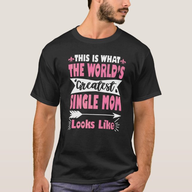 Camiseta Que Grande Solteiro A Mãe Parece Dia de as mães (Frente)