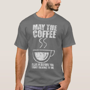 Camiseta Que O Café Entre Antes De Começar A Falar Com