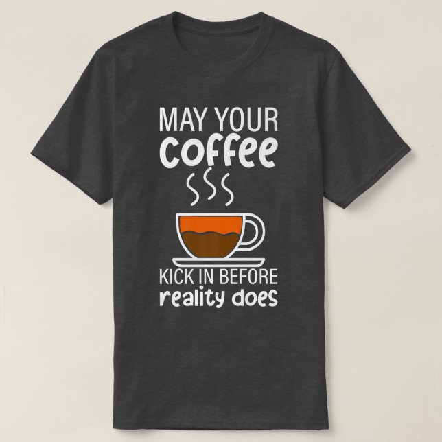 Camiseta Que Seu Café Chegue Antes Da Realidade... (Frente do Design)