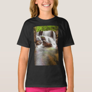 Camiseta Quebra de água durante o outono perto da barragem