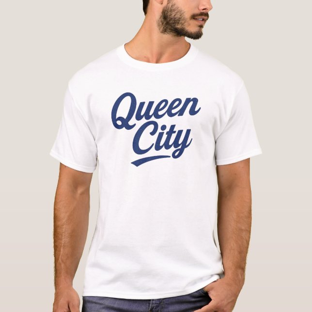 Camiseta Queen City Charlotte NC Retro Script Design - Caro (Frente)