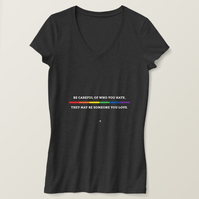 Camiseta Queer Faith Quem Você Ama (Frente do Design)