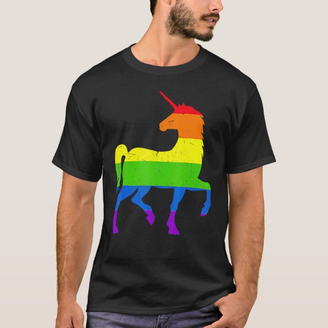 Camiseta Queer Gay Pride Month Rainbow Flag Fantasy Unicorn (Frente)