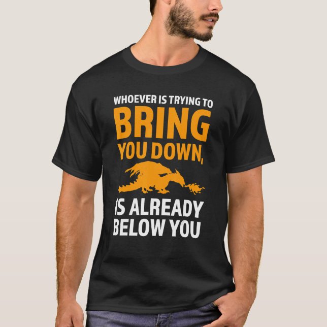 Camiseta Quem Quer Que Esteja Tentando Derrubar A Mítica Do (Frente)