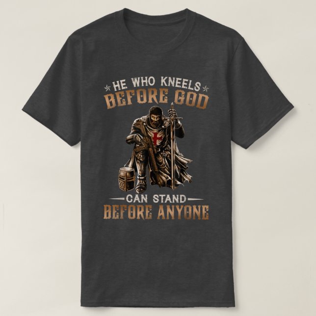Camiseta Quem Sabe Perante Deus Pode Ficar Perante Ninguém. (Frente do Design)