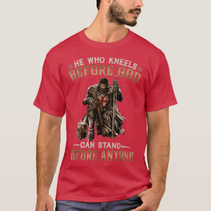 Camiseta Quem Se Ajoelha Perante Deus Pode Ficar Perante Qu