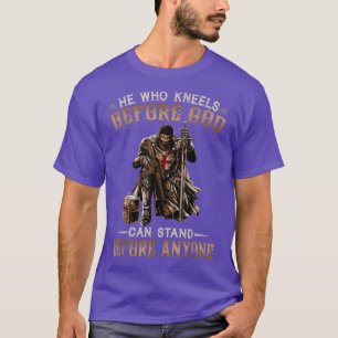 Camiseta Quem Se Ajoelha Perante Deus Pode Ficar Perante Qu