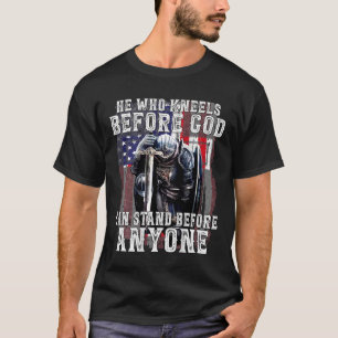Camiseta Quem Se Ajoelha Perante Deus Pode Ficar Perante Qu