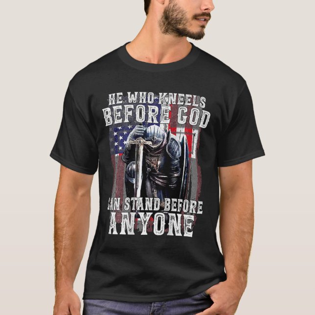 Camiseta Quem Se Ajoelha Perante Deus Pode Ficar Perante Qu (Frente)