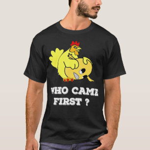 Camiseta Quem Veio Primeiro Galinha ou Ovo Engraçado Mulher