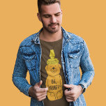 Camiseta Querida Bear Moldada Garrafa de Mel<br><div class="desc">Pena com estilo com esta fita gráfica com uma simples ilustração de uma garrafa de mel em laranja e amarelo em forma de urso,  com a ligeira frase paternalista "Oh,  Mel" na sua barriga,  em caracteres de estilo angustiados,  para um olhar clássico e vintage.</div>
