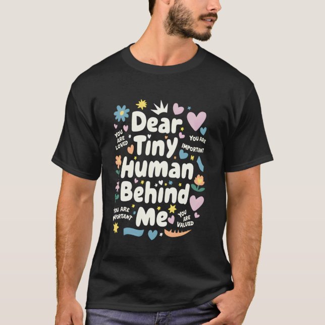 Camiseta Querido Homem Pequeno Atrás De Mim Engraçado Dizen (Frente)