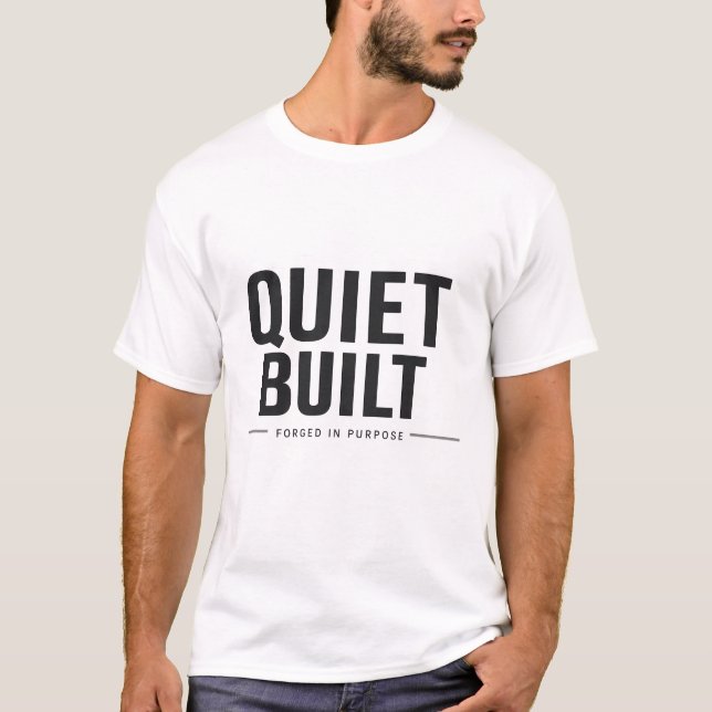 Camiseta QUIET BUILT Minimal Typography Streetwear (Frente)