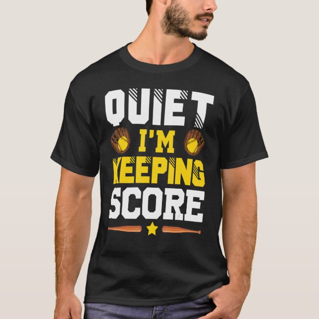 Camiseta Quiet I'm Keeping Score Softball Scorekeeper 1 (Frente)