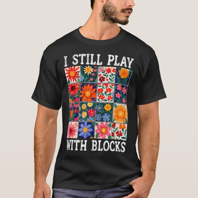 Camiseta Quilting I Still Play With Blocks Sewing Quilter Q (Frente)