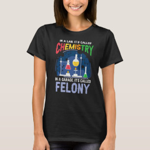 Camiseta Química do Science Pun em um laboratório chamado Q