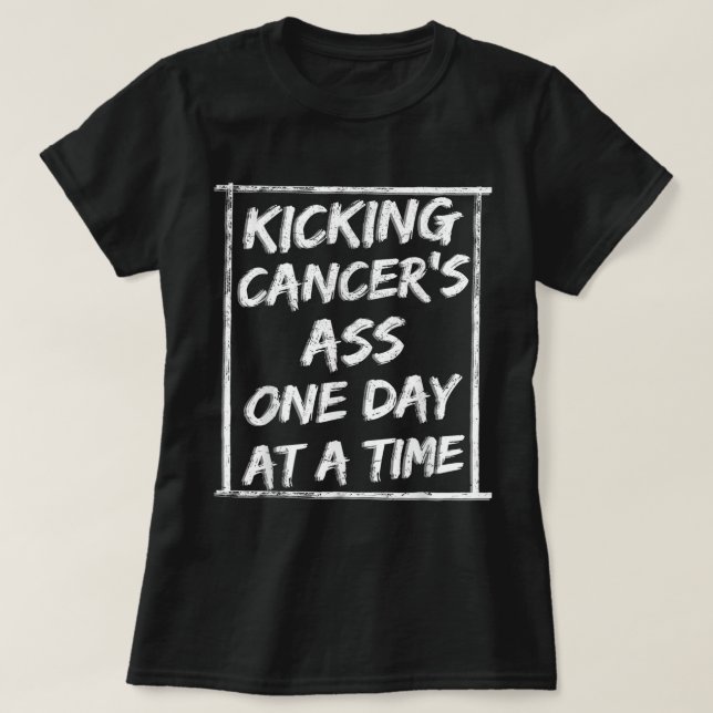 Camiseta Quimioterapia de Cancer Kicking com Survivor Chemo (Frente do Design)