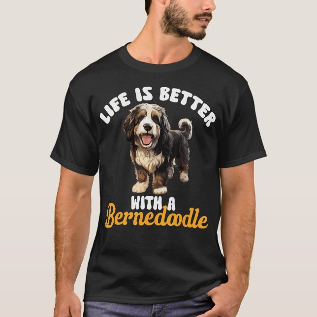 Camiseta Raça de Cachorro Bernedoodle Vida de Pet é Melhor  (Frente)
