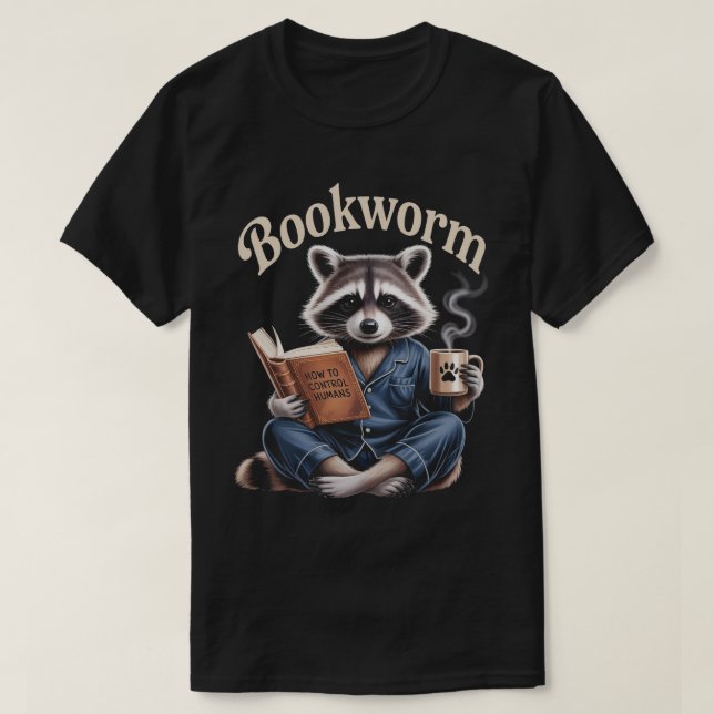 Camiseta Raccoon Coffee Book | Bookworm Lendo livros (Frente do Design)