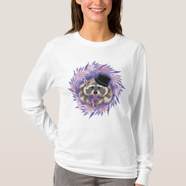 Camiseta Raccoon com flores roxas com uma caneca de café (Frente)