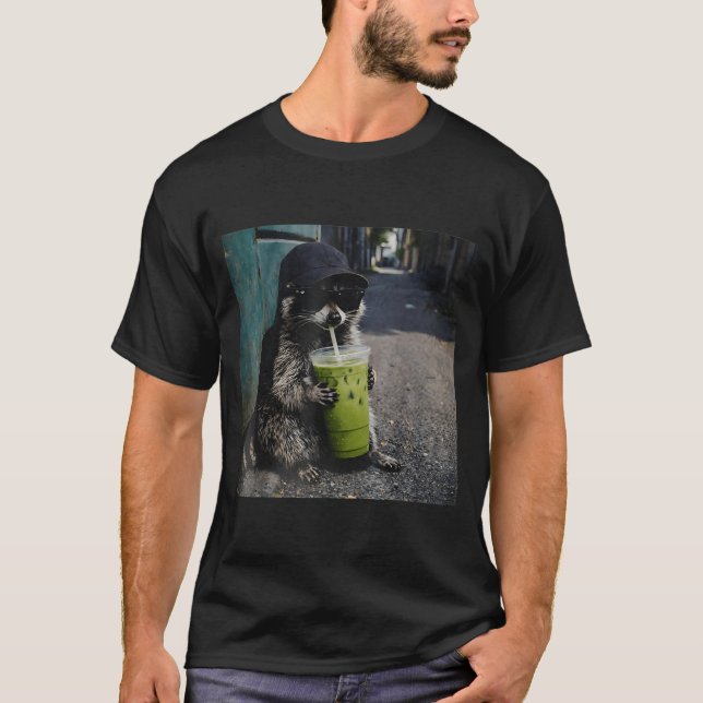 Camiseta Raccoon drinking matcha latte funny animal meme me (Frente)