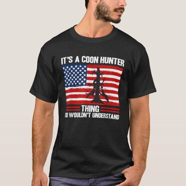 Camiseta Raccoon Hunting Season USA Flag It s A Coon Hunter (Frente)