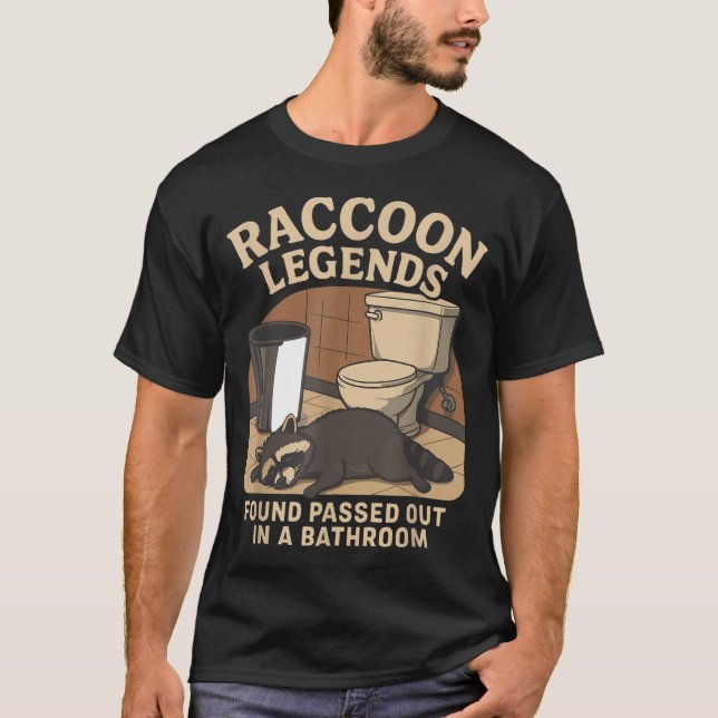 Camiseta Raccoon Legends Found Ped Out In A Bathroom Trashe (Frente)
