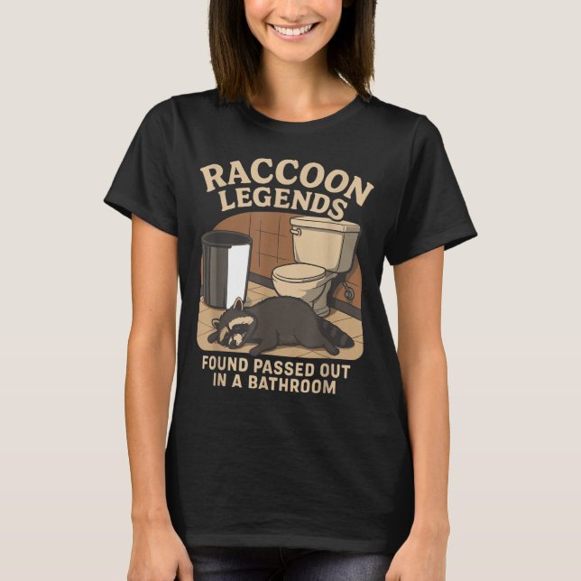Camiseta Raccoon Legends Found Ped Out In A Bathroom Trashe (Frente)