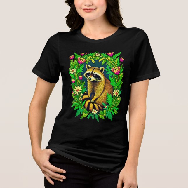 Camiseta Raccoon no Meio do Jardim de Flor Selvagem (Frente)