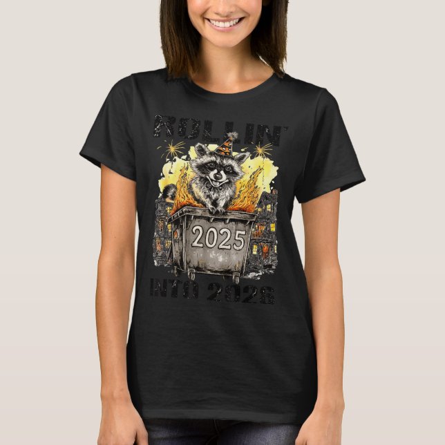 Camiseta Raccoon Rolling Into 2026 Happy New Year 2026 Funn (Frente)