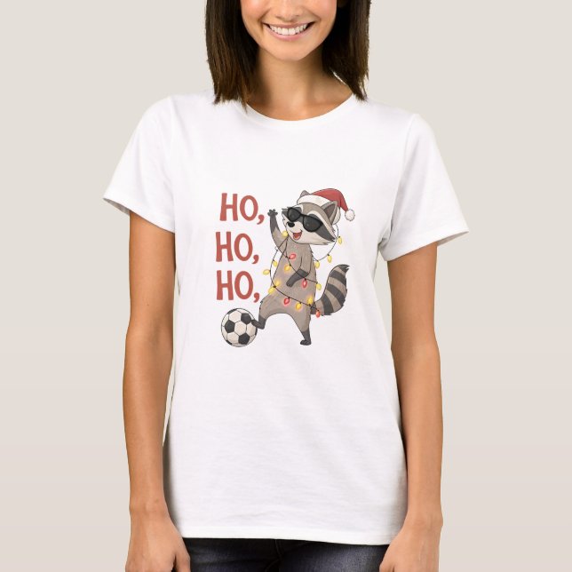 Camiseta Raccoon with lights and Christmas hat playing socc (Frente)