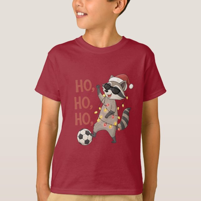 Camiseta Raccoon with lights and Christmas hat playing socc (Frente)