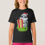 Camiseta Racoon Christmas Santa hat<br><div class="desc">Este design é o presente perfeito para um aniversário,  Natal e outras celebrações. É adequado para mulheres,  homens e crianças.</div>