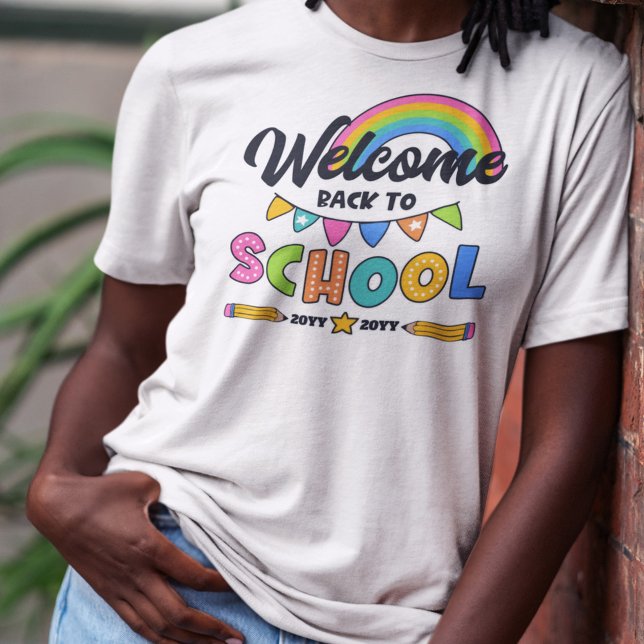 Camiseta Rainbow Bem-vindo de volta à escola com o ano (Criador carregado)