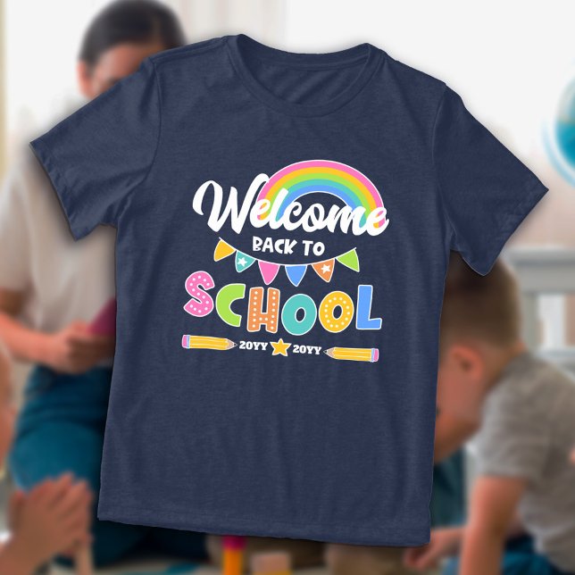Camiseta Rainbow Bem-vindo de volta à escola com o ano (Criador carregado)