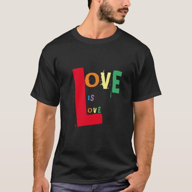 Camiseta Rainbow Love é Love on Black (Frente)